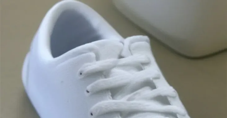 Jak czyścić białe, materiałowe buty